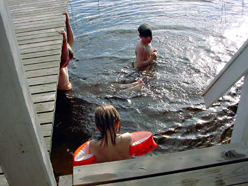 swimming zwemmen summer cottages zomerhuisjes - skandinavia - skiing, snowboarding, dogsleds, snow mobiles, trekking, fishing, swimming and sauna holidays - vacations in your own cottage in south east Finland - summer, fall, autumn, winter and spring at Penttilä Gardens