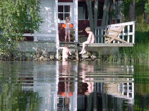 swimming zwemmen summer cottages zomerhuisjes - skandinavia - skiing, snowboarding, dogsleds, snow mobiles, trekking, fishing, swimming and sauna holidays - vacations in your own cottage in south east Finland - summer, fall, autumn, winter and spring at Penttilä Gardens