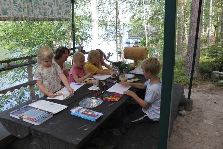 Puukonsaari children painting and drawing course. The Puukonsaari art workshop.