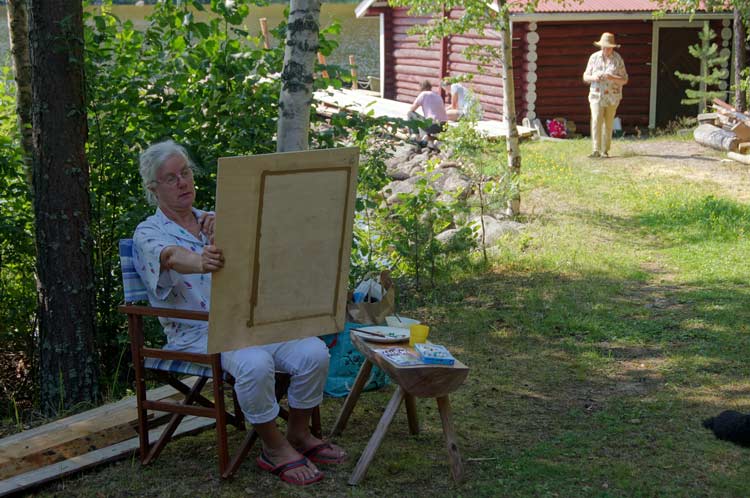 Teacing children painting on Puukonsaari. The Puukonsaari art workshop.
